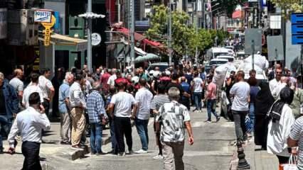 Kadın polise tekmeli saldırı! Ortalık bir anda savaş alanına döndü!