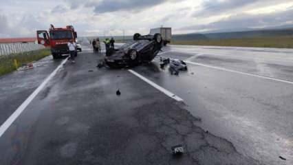 Kars'ta feci kaza! Kamyona çarpan araç takla attı