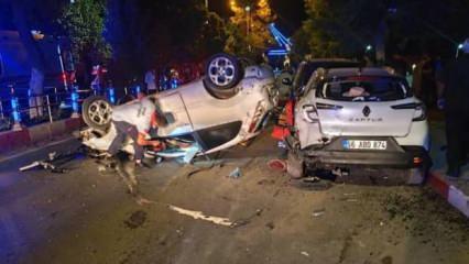Feci kaza! Otomobil refüje, ardından da park halindeki araca çarptı!
