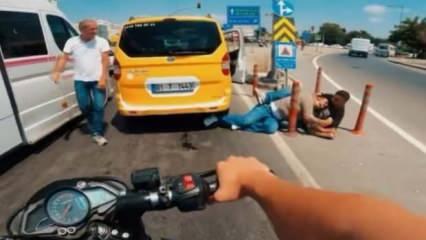 Adana'da iki gencin yolun ortasında telefon kavgası 