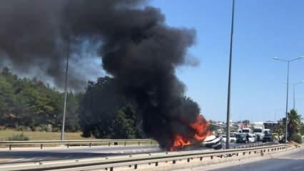Antalya’da bariyerlere çarpan otomobil alev aldı: 2 yaralı
