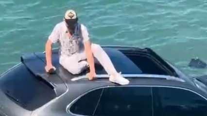 Ayvalık'ta otomobil denize uçtu