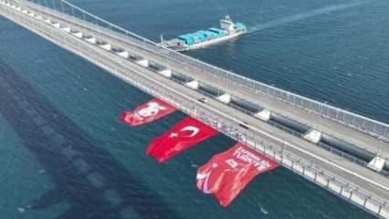 Çanakkale Köprüsü'ne dev Türk bayrağı asıldı