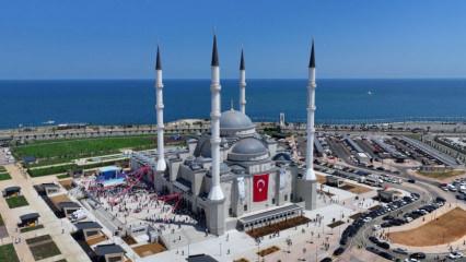Doğu Karadeniz’in en büyük camisi: Mimari şaheser ibadete açıldı!