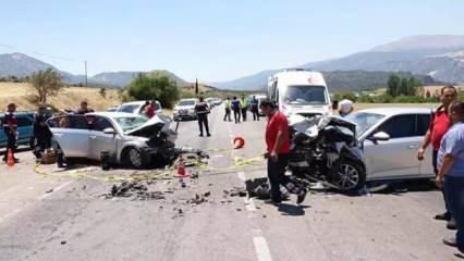 İki otomobil kafa kafaya çarpıştı: 1 ölü, 9 yaralı