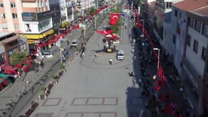 İstanbullulardan ay yıldızlı bayraklarla destek