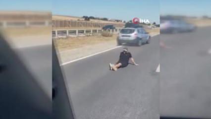 Silivri’de ilginç manzara: Akan trafikte asfalta oturdu