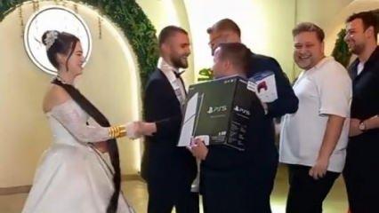 Bursa'daki düğünde damat ve geline oyun konsolu 