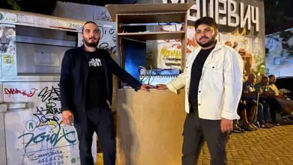 İlginç girişim: Gardıroptan seyyar tezgah yapıp, satışa başladılar
