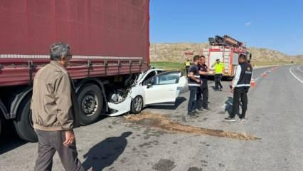 Otomobil, park halindeki TIR'a çarptı: 1 ölü, 5 yaralı