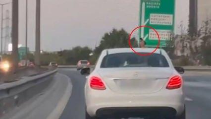 Trafikte dehşete düşüren görüntü: Havaya ateş açtılar