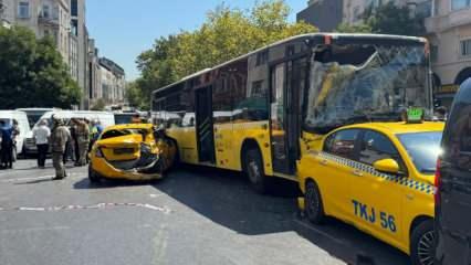 Beyoğlu'nda İETT otobüsü araçlara çarptı: 2 kişi yaralandı