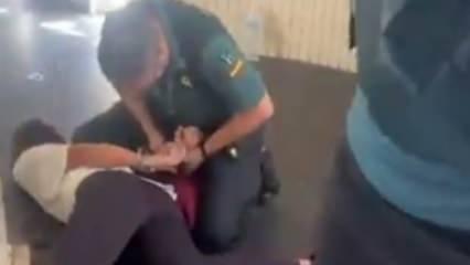 İspanya'da soykırım şarkıları söylüyorlardı... Provokatörler uçaktan yaka paça atıldı!