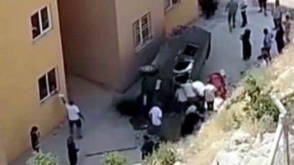 Hafif ticari araç sitenin bahçesine düştü
