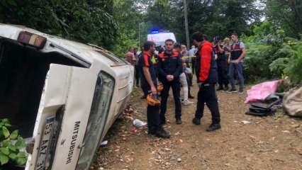 Minibüs yamaçtan yuvarlandı; 2 ölü, 3 yaralı