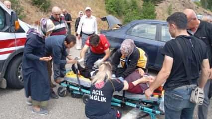 Otomobil virajı alamayıp yamaca çarptı; 4 yaralı