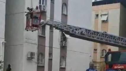 Apartman merdivenleri çöktü, mahsur kalan 10 kişi kurtarıldı