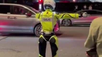 Görenler bir daha baktı! Tarihte ilk: Robot polis resmen göreve başladı!