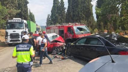 İki otomobil kafa kafaya çarpıştı: 1 ölü, 7 yaralı!
