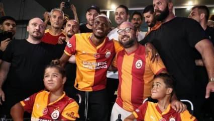 Tarih yazıldı! Osimhen'in iki aylık maaşını taraftar çıkardı