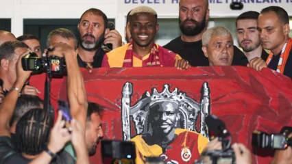 Victor Osimhen İstanbul'a geldi! Binlerce taraftar karşıladı
