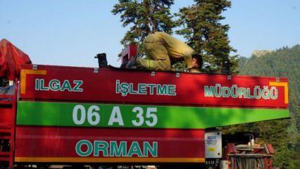 Yangınla mücadele arasında araç üzerinde namazını kıldı