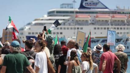 Giritliler, İsrailli yolcuları protestoyla karşıladı