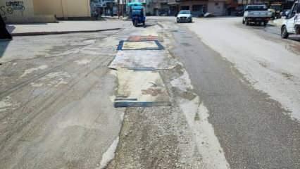 Vatandaşın yol çilesine ilginç çözüm: Sokağa halı serdiler!