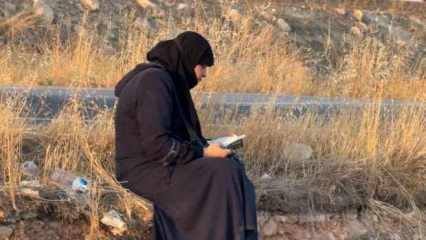 Takla atan araçtan çıkan kadın, yol kenarına oturarak Kur'an-ı Kerim okudu