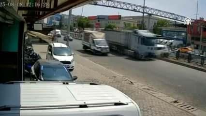 Adana’da tır ile otomobilin çarpıştığı kaza güvenlik kamerasında