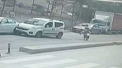 Bir anlık refleksi ile çocuğun canını kurtardı: Park halindeki arabaya çarptı