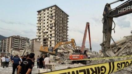 Kahramanmaraş'ta yıkımı yapılan ağır hasarlı bina iş makinesinin üzerine devrildi
