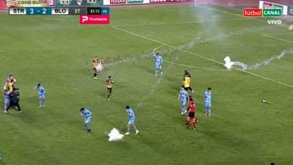 Maç sırasında futbolcuya havai fişek isabet etti!
