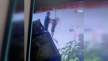  Marulu beğenmeyen müşteri, 15 yaşındaki market çalışanını darp etti