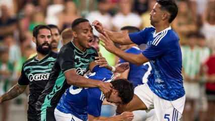 Real Betis - Como maçında ortalık savaş alanına döndü! Yumruklar tekmeler hepsi bir arada