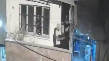 Adana'da Cali'yi aratmayan çatışma: Balkondan balkona birbirlerine sıktılar...