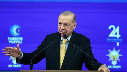Cumhurbaşkanı Erdoğan AK Parti'ye katılan yeni isimlere rozet taktı