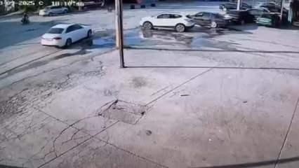 Denizli’de çırak, motosiklet ile iki araba çarparak savruldu