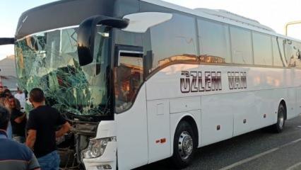 Erzurum'da 10 kişinin yaralandığı yolcu otobüsü kazası kamerada