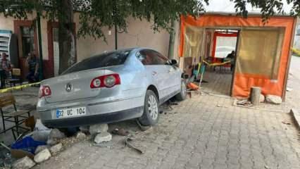 Otomobil, köyün kahvehanesine daldı: 1 ölü, 2 yaralı