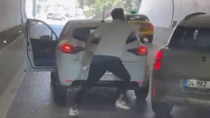 Tünelde yol verme kavgası: Aracın camına yumruk atıp kapısını tekmeledi