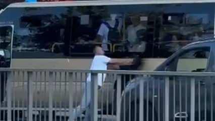 Yola atlayan minibüs şoförü korna çalan sürücüyü tekme tokat dövdü