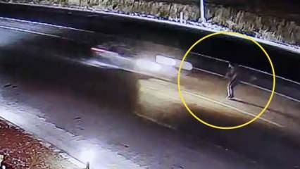 Yolun karşısına geçmek isteyen adama otomobil çarptı... Feci ölüm kamerada