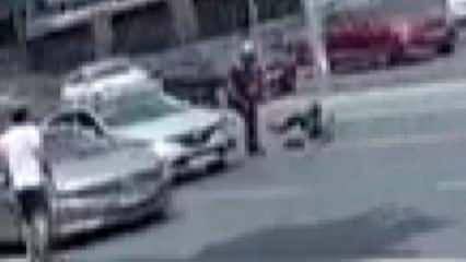 Avcılar'da trafikte yol verme kavgası: Tek yumrukla yere yığıldı
