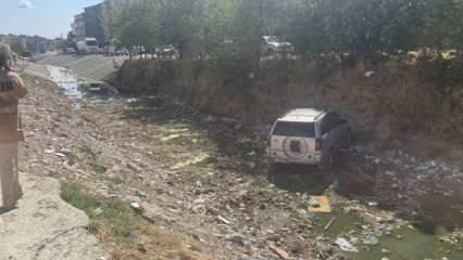 Çocuk şakası pahalıya patladı! Otomobil dereye uçtu