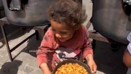 Gazze'de bir tas yemeğe kavuşan küçük kızın sevinci