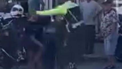 Kendisine ceza yazan polise tekme attı! 