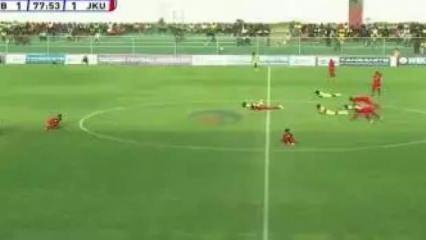 Arı sürüsü sahayı bastı! Futbolcular ne yapacağını şaşırdı