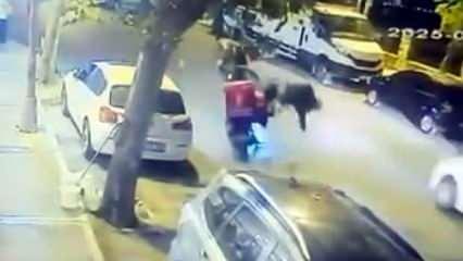 Avcılar'da iki motosikletlinin kafa kafaya çarpıştığı anlar kamerada