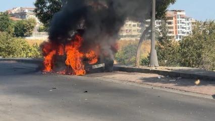 Avcılar'da park halindeki otomobil yanarak kül oldu